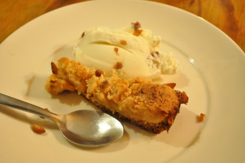 Apple crumble cake with gelato